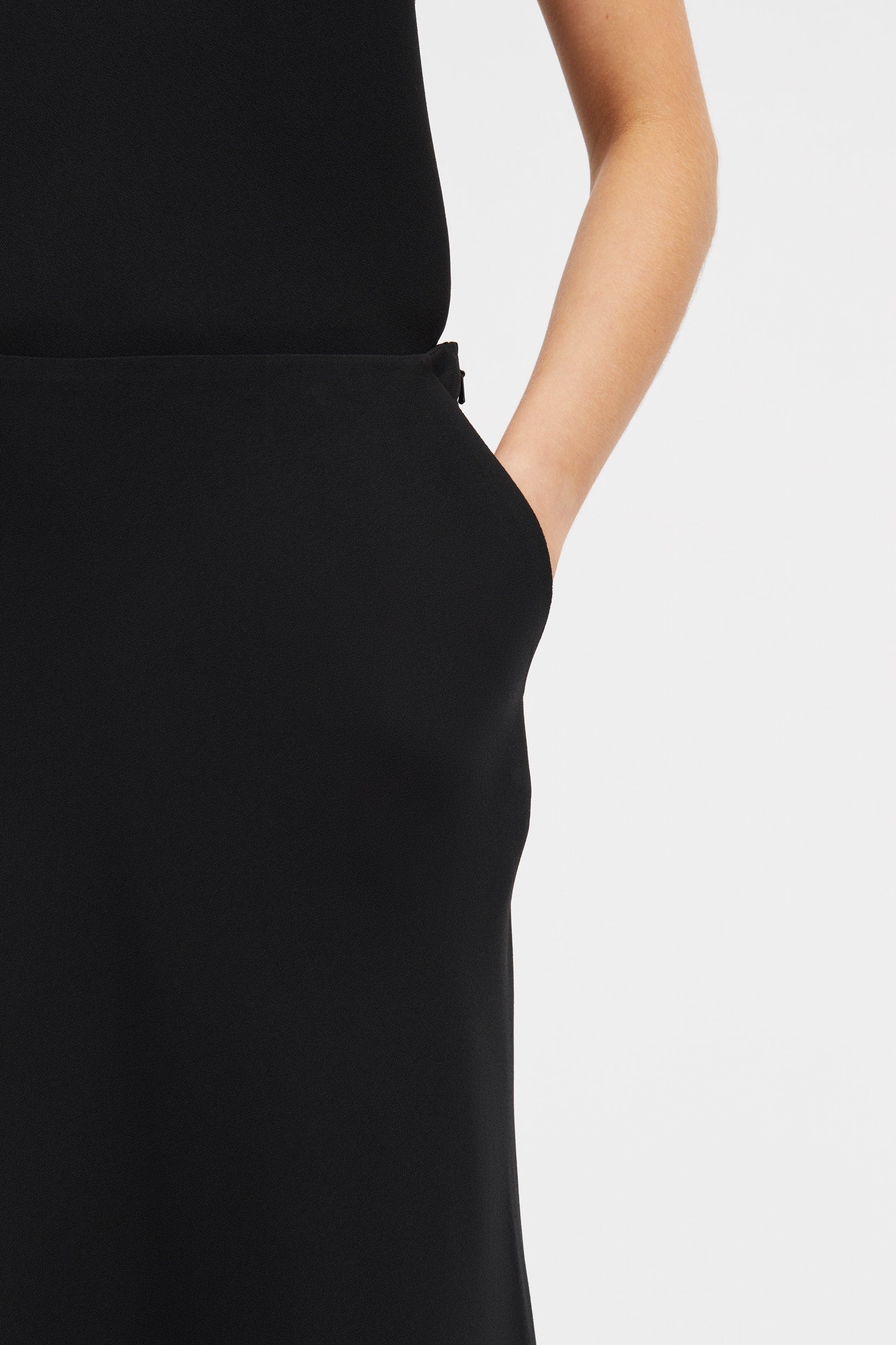 Mark Kenly Domino Tan Nimo Crepe Georgette Skirts BLACK